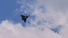 Ein Rafale-Kampfjet fliegt auf der Paris Air Show, 16. Juni 2025 