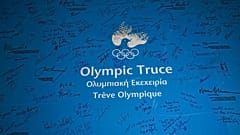 Eine Tafel mit Unterschriften von Athleten, Führungspersönlichkeiten und Persönlichkeiten des öffentlichen Lebens zur Unterstützung des Olympischen Friedens wird im Olympischen Museum von Athen ausgestellt, 28. Januar 2026