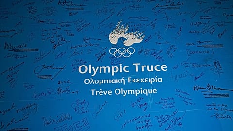 Sportolók, vezetők és közéleti személyiségek aláírásával ellátott tábla az athéni olimpiai múzeumban, 2026. január 28-án