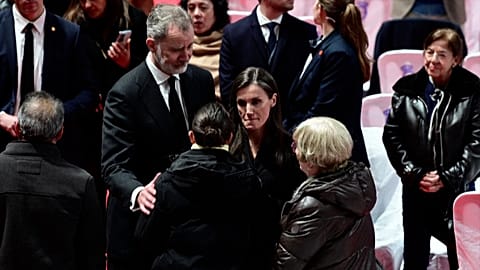 Spagna, re Felipe VI e regina Letizia partecipano alla messa funebre per le vittime dell'incidente ferroviario ad Adamuz