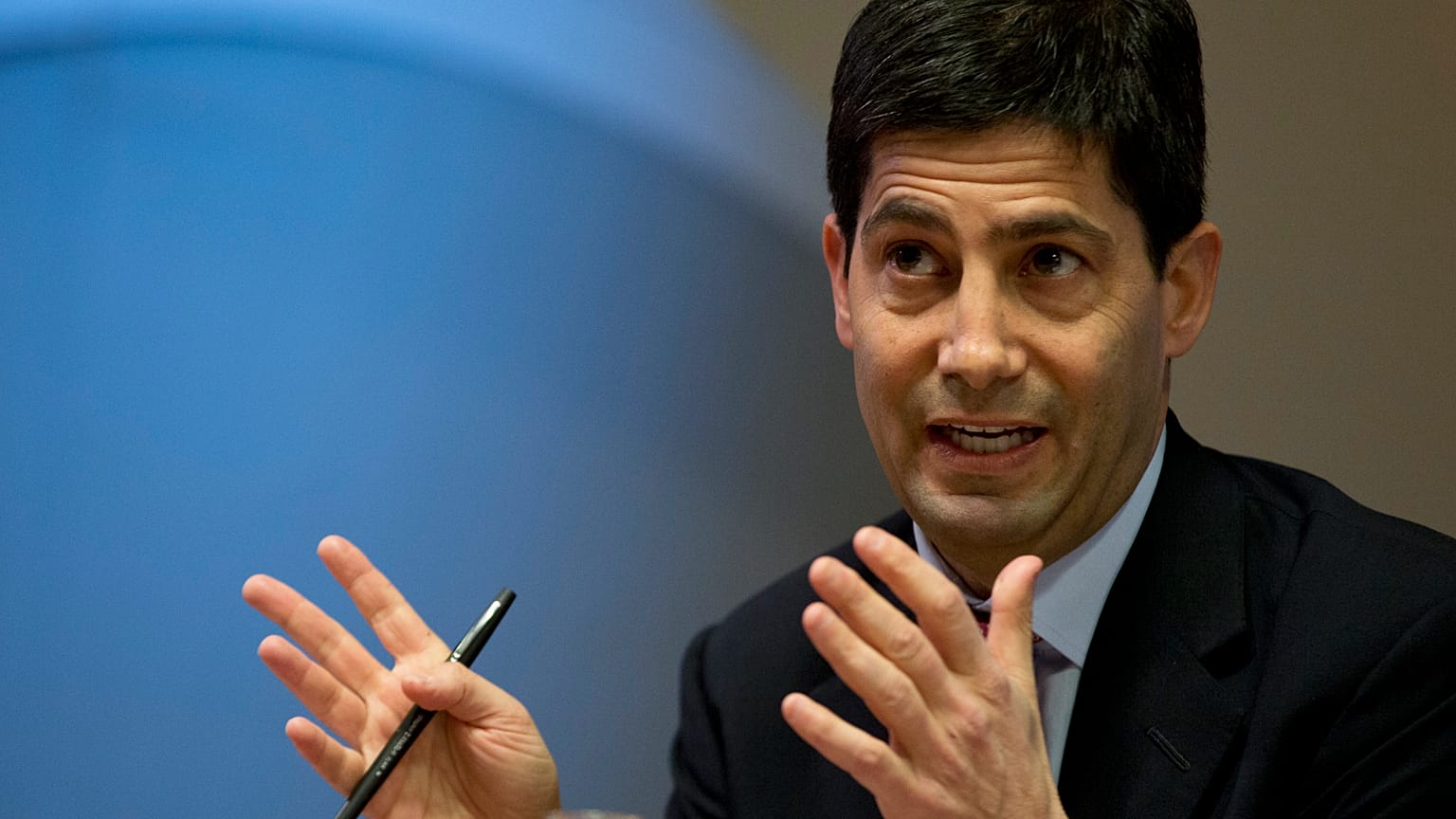 FI: E. Kevin Warsh a sajtónak nyilatkozik a Bank of England átláthatóságáról készített jelentéséről Londonban. 2014. dec. 11.