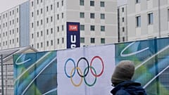Teilansicht eines Team-USA-Banners im Olympischen Dorf in Mailand, Italien, Donnerstag, 29. Januar 2026.