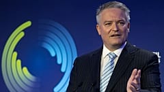 A Gazdasági Együttműködési és Fejlesztési Szervezet (OECD) főtitkára, az ausztrál Mathias Cormann beszédet mond az OECD átadási ünnepségén.