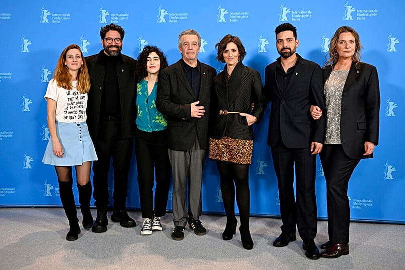 João Canijo com algumas pessoas do elenco do filme "Mal Viver"