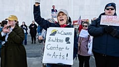 Kennedy Center yetkilisi göreve geldikten iki hafta sonra istifa etti - Resimde: Yeni vaftiz edilen Trump-Kennedy Merkezi önünde protestolar