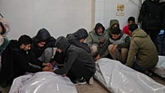 Palestinos lloran los cadáveres de las víctimas de los ataques aéreos israelíes antes de su funeral en el Hospital al-Aqsa de Deir al-Balah, en el centro de la Franja de Gaza, el viernes 30 de enero de 2026. (Fotografía cedida por Associated Press