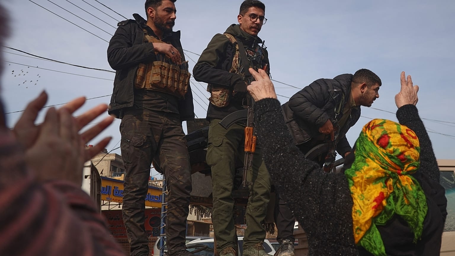 مقاتلون أكراد من قوات سوريا الديمقراطية (قسد) يحظون بتشجيع من سكان محليين، قبيل انتهاء هدنة استمرت أربعة أيام مع الحكومة السورية، في محافظة الحسكة شمال شرقي سوريا