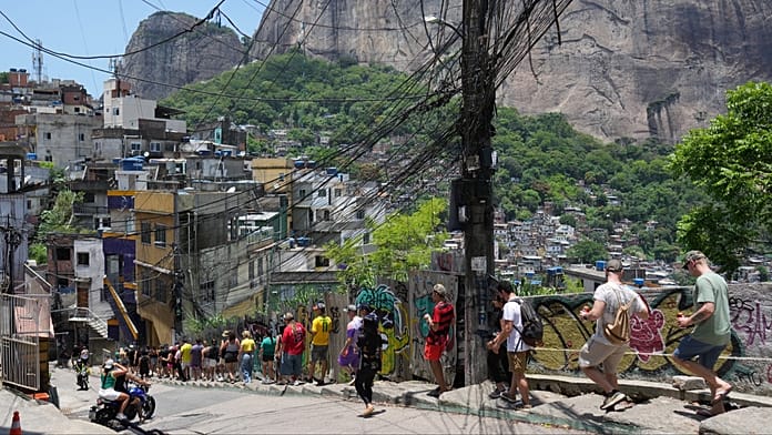 Guida a Rio: perché i turisti scelgono le favela rispetto alle attrazioni eleganti 1 Vista panoramica di Rocinha, favela di Rio de Janeiro