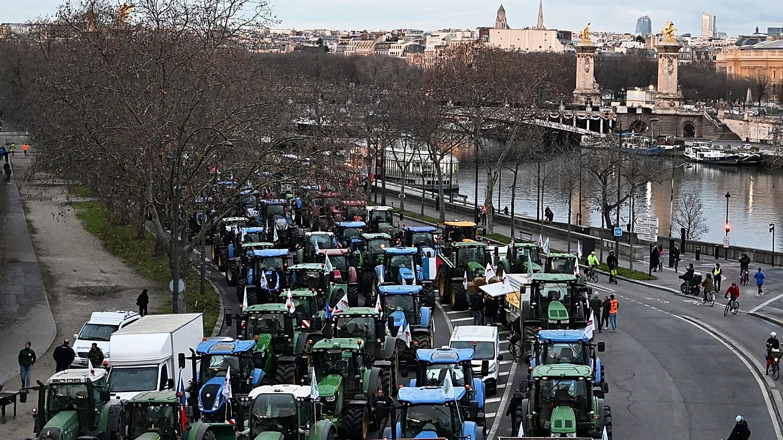 Agricultores protestan contra el acuerdo de Mercosur, que temen amenace sus medios de subsistencia, el martes 13 de enero de 2026 en París.