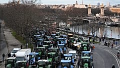 Οι αγρότες διαμαρτύρονται για τη συμφωνία της Mercosur, η οποία φοβούνται ότι θα απειλήσει τα μέσα διαβίωσής τους, την Τρίτη 13 Ιανουαρίου 2026 στο Παρίσι.