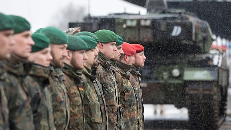 Soldaten 12. Mechanisierten Infanteriebrigade der Bundeswehr vor einem Leopard-Panzer am Bahnhof Sestokai Litauen, 24. Februar 2017