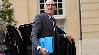 Le nouveau ministre de l'Économie, des Finances et de l'Industrie, Roland Lescure, arrive pour une réunion avec le Premier ministre français Sébastien Lecornu