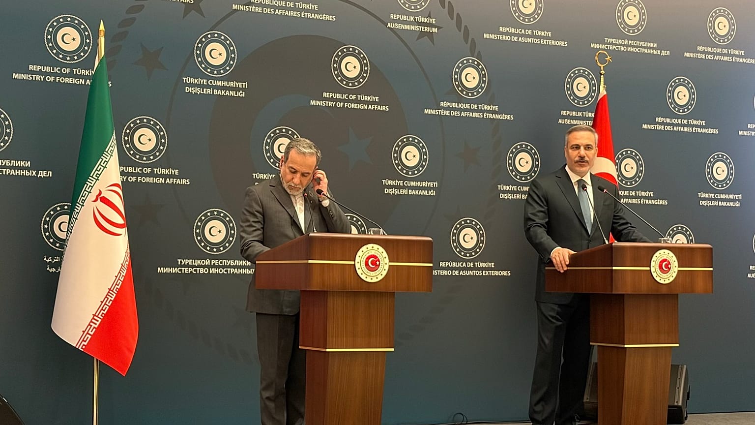 Türkiye Dışişleri Bakanı Hakan Fidan (solda) ve İranlı mevkidaşı Abbas Araghchi 30 Ocak 2026 tarihinde İstanbul'daki Ritz-Carlton Oteli'nde görülüyor