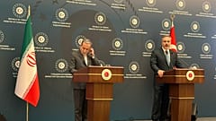 Il ministro degli Esteri turco Hakan Fidan (a sinistra) e il suo omologo iraniano Abbas Araghchi si vedono all'hotel Ritz-Carlton di Istanbul il 30 gennaio 2026.