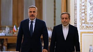 وزير الخارجية الإيراني عباس عراقجي بجانب وزير الخارجية التركي هاكان فيدان في تركيا 30 يناير 2026