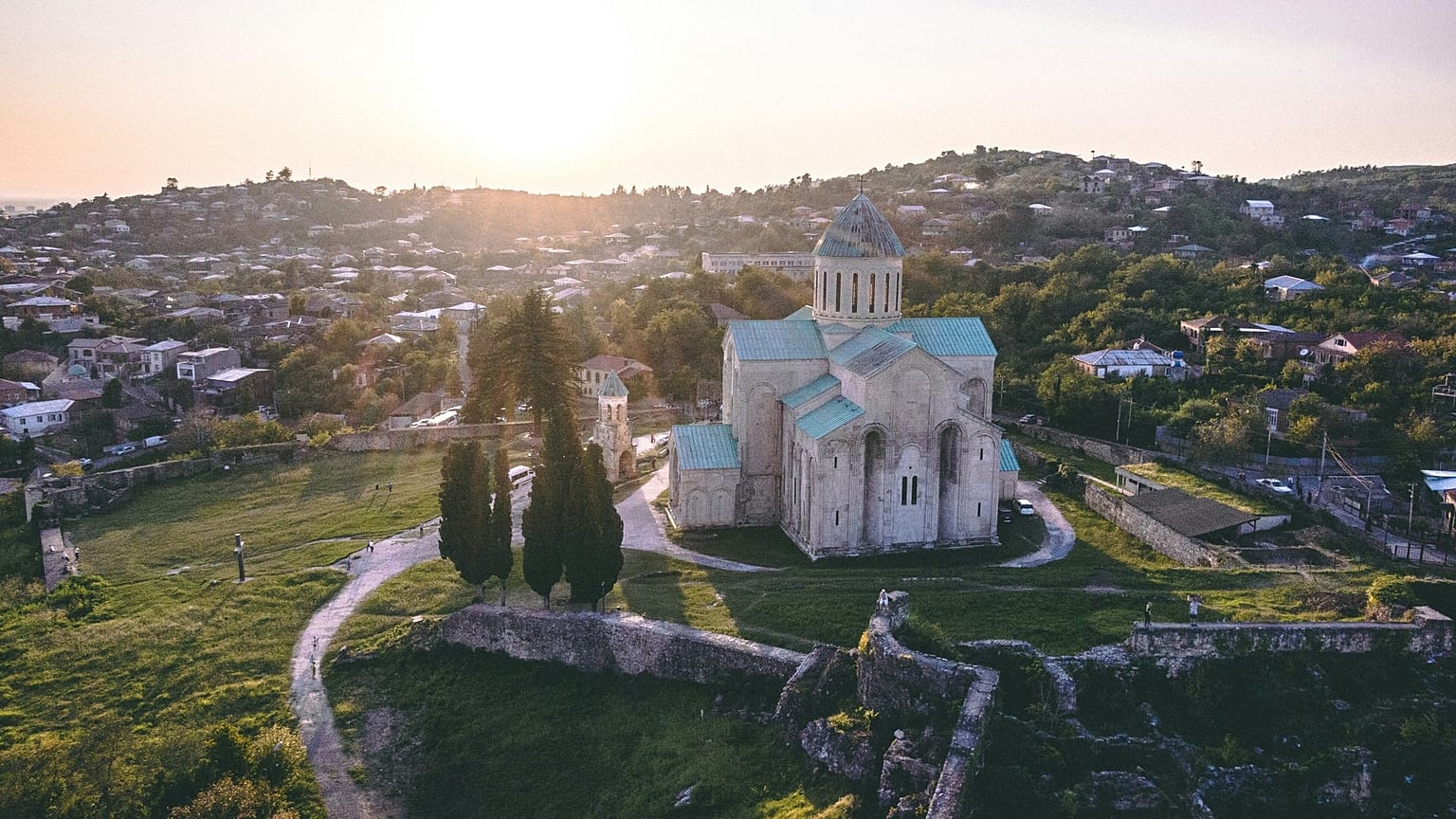 La cattedrale di Bagrati, patrimonio UNESCO, è tra le principali attrazioni turistiche di Kutaisi.