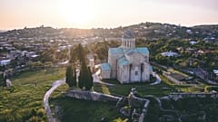 Die Bagrati-Kathedrale, eine UNESCO-Welterbestätte, zählt zu den wichtigsten Sehenswürdigkeiten in Kutaissi.