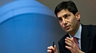 DATEI - Kevin Warsh spricht zu den Medien über seinen Bericht über die Transparenz bei der Bank of England in London. 11. Dezember 2014. 
