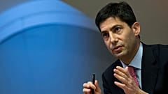 DATEI - Kevin Warsh spricht zu den Medien über seinen Bericht über die Transparenz bei der Bank of England in London. 11. Dezember 2014. 