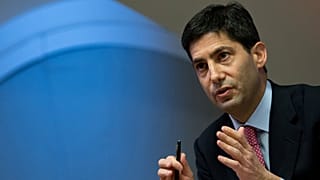 FILE - Kevin Warsh speaks to the media about his report on transparency at the Bank of England, in London. 11 December 2014. 