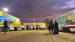 Un convoglio di aiuti umanitari per la Striscia di Gaza è parcheggiato al valico di Rafah, 17 ottobre 2023