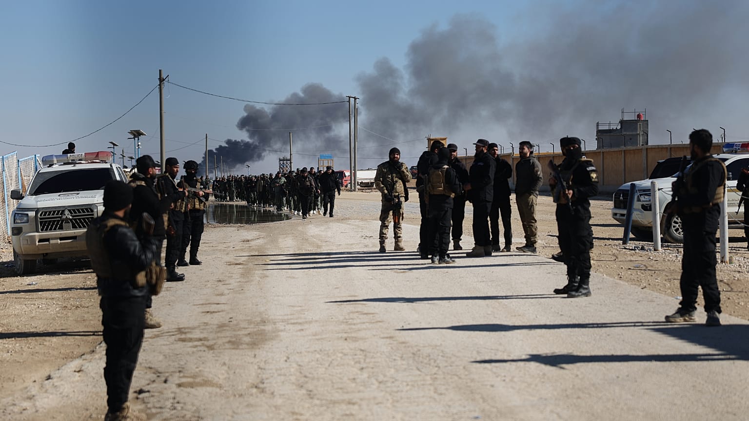 تقوم قوات الحكومة السورية بدوريات داخل مخيم الهول في محافظة الحسكة شمال شرق سوريا، يوم الأربعاء 21 يناير/كانون الثاني 2026. (صورة من وكالة أسوشييتد برس/غيث السيد)