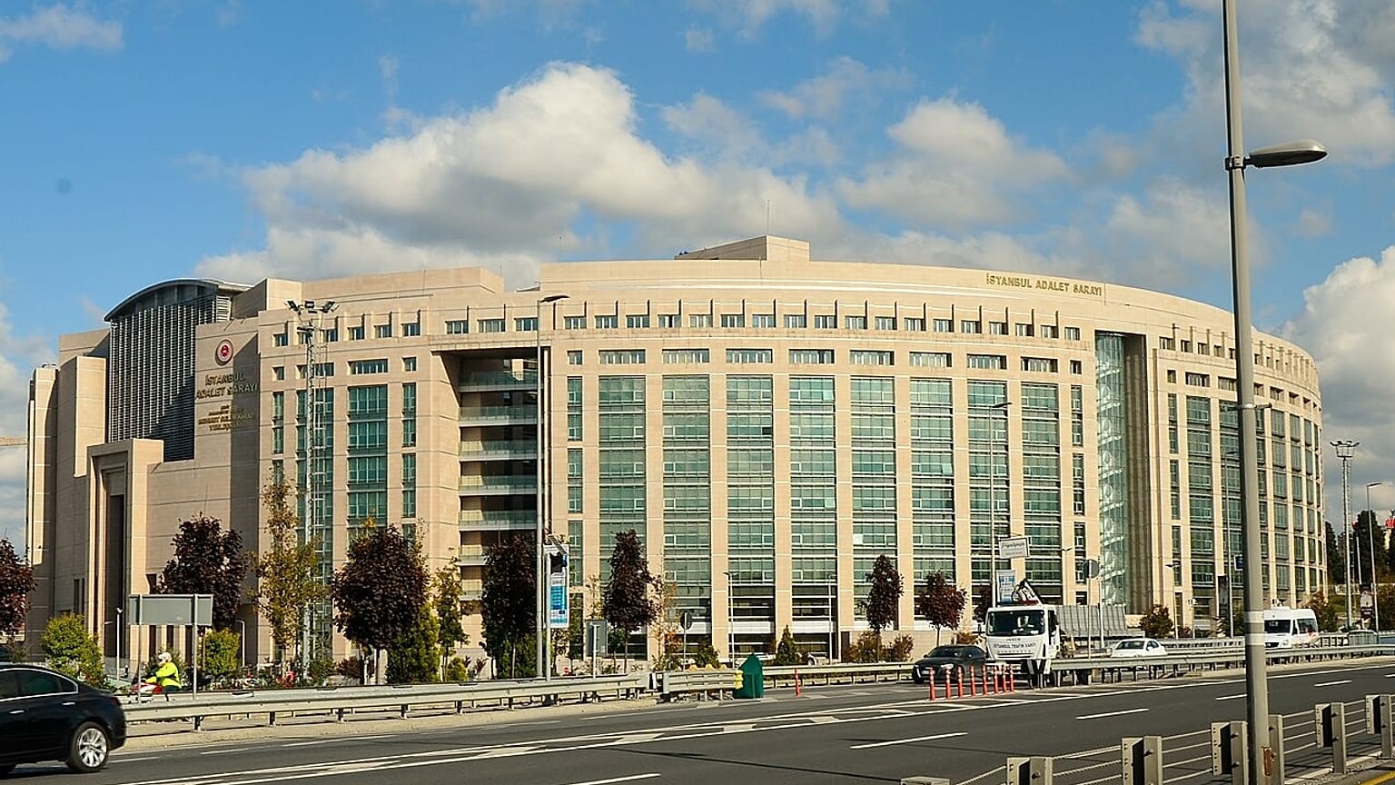 Çağlayan'daki İstanbul Adalet Sarayı binası.