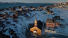 Eine Kirche ist in der Nähe der Küste einer Meeresbucht von Nuuk zu sehen, 25. Januar 2026