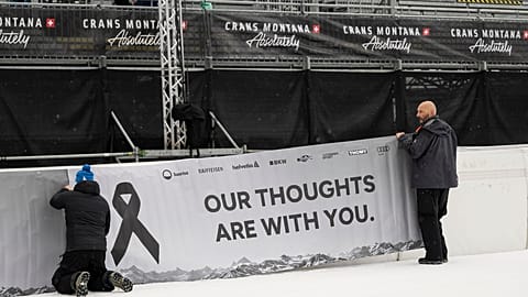 Ski-Weltcup-Banner erinnern an die Opfer der Brandkatastrophe in der Silvesternacht 