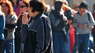 Una donna fuma una sigaretta