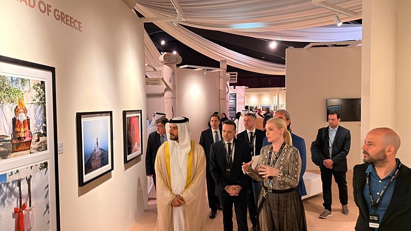 Ξενάγηση του Σεΐχη και του δημάρχου Αθηναίων στις εκθέσεις των Ελλήνων φωτογράφων