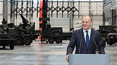 Donald Tusk nahm an einer Zeremonie teil, bei der drei Verträge im Zusammenhang mit der Einführung des SAN-Drohnenabwehrsystems unterzeichnet wurden, 30.01.2026, Kobylka, Polen.