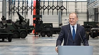 Donald Tusk uczestniczył w ceremonii, podczas której podpisano trzy umowy związane z realizacją systemu antydronowego SAN, 30.01.2026, Kobyłka, Polska.