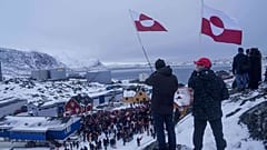  تظاهر الناس أمام القنصلية الأمريكية في نوك، غرينلاند، يوم السبت 17 يناير 2026، احتجاجاً على سياسة ترامب تجاه غرينلاند.