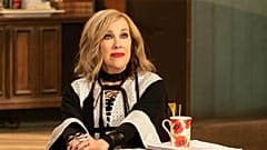 Das von Pop Tv veröffentlichte Bild zeigt Catherine O'Hara in einer Szene aus "Schitt's Creek". 