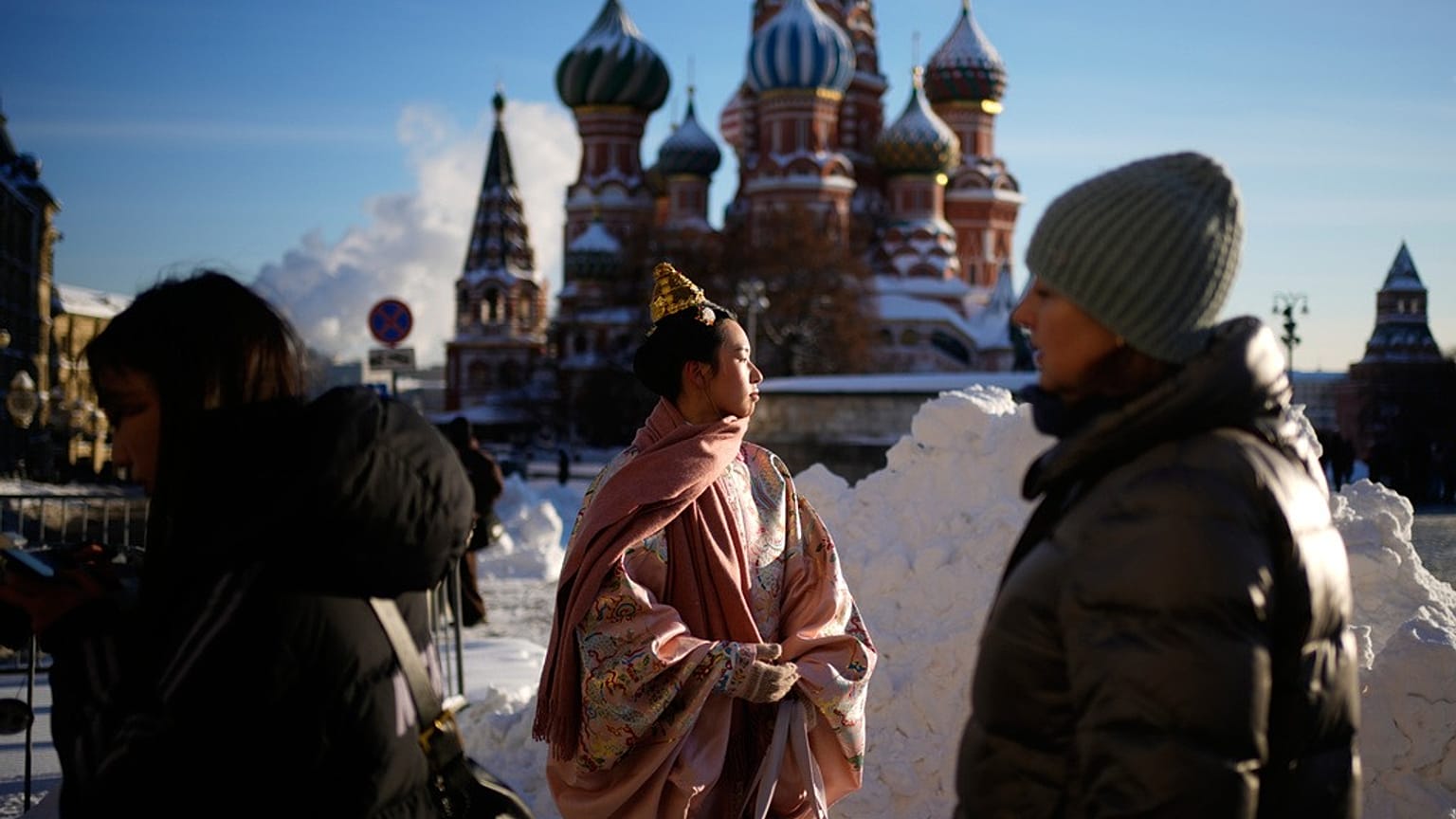 امرأة ترتدي الزي الصيني التقليدي تسير على طول الساحة الحمراء في موسكو، الجمعة 30 يناير 2026.
