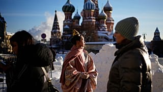 امرأة ترتدي الزي الصيني التقليدي تسير على طول الساحة الحمراء في موسكو، الجمعة 30 يناير 2026.