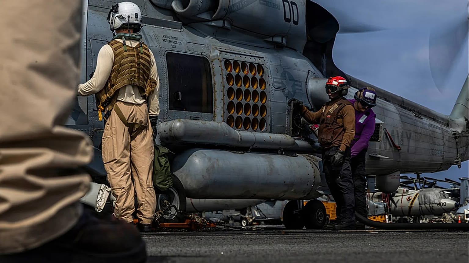 ُظهر هذه الصورة، التي قدمتها البحرية الأمريكية، بحارة يقومون بتزويد مروحية MH-60R Sea Hawk بالوقود على سطح حاملة الطائرات USS Abraham Lincoln في المحيط الهندي في 21 يناير 2026