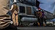 ُظهر هذه الصورة، التي قدمتها البحرية الأمريكية، بحارة يقومون بتزويد مروحية MH-60R Sea Hawk بالوقود على سطح حاملة الطائرات USS Abraham Lincoln في المحيط الهندي في 21 يناير 2026