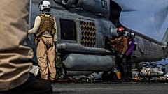 ُظهر هذه الصورة، التي قدمتها البحرية الأمريكية، بحارة يقومون بتزويد مروحية MH-60R Sea Hawk بالوقود على سطح حاملة الطائرات USS Abraham Lincoln في المحيط الهندي في 21 يناير 2026