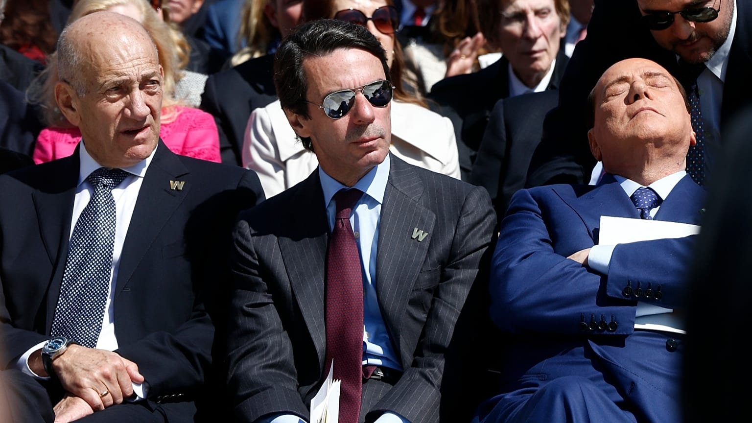 El ex primer ministro Silvio Berlusconi, a la derecha, cierra los ojos junto al ex primer ministro español José María Aznar, en el centro, en Dallas, el 25 de abril de 2013.