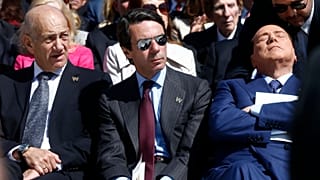 El ex primer ministro Silvio Berlusconi, a la derecha, cierra los ojos junto al ex primer ministro español José María Aznar, en el centro, en Dallas, el 25 de abril de 2013.