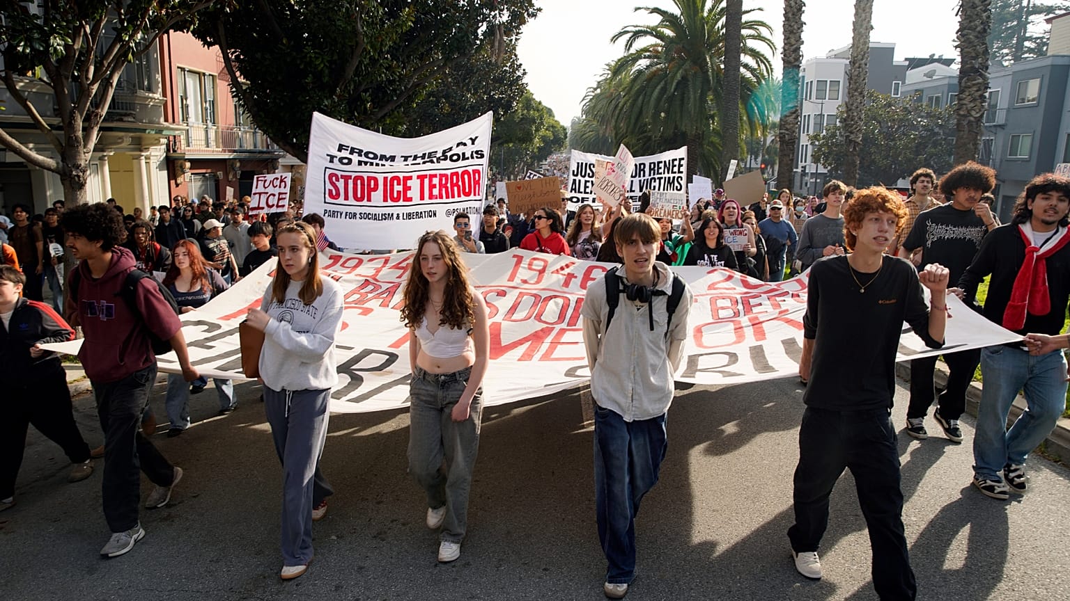 San Francisco’da protestocular, süren federal göçmen baskınları ve Minneapolis’teki huzursuzluğa tepki olarak ülke çapındaki kapatma eylemi kapsamında Dolores Park’a yürüyor.