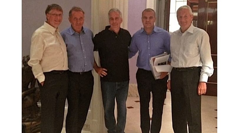 Belgelerde Bill Gates ve Epstein'ın aynı karede olduğu bir fotoğraf da göze çarpıyor.