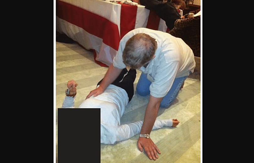 Belgelerde Prens Andrew'un bu fotoğrafı da yer alıyor.