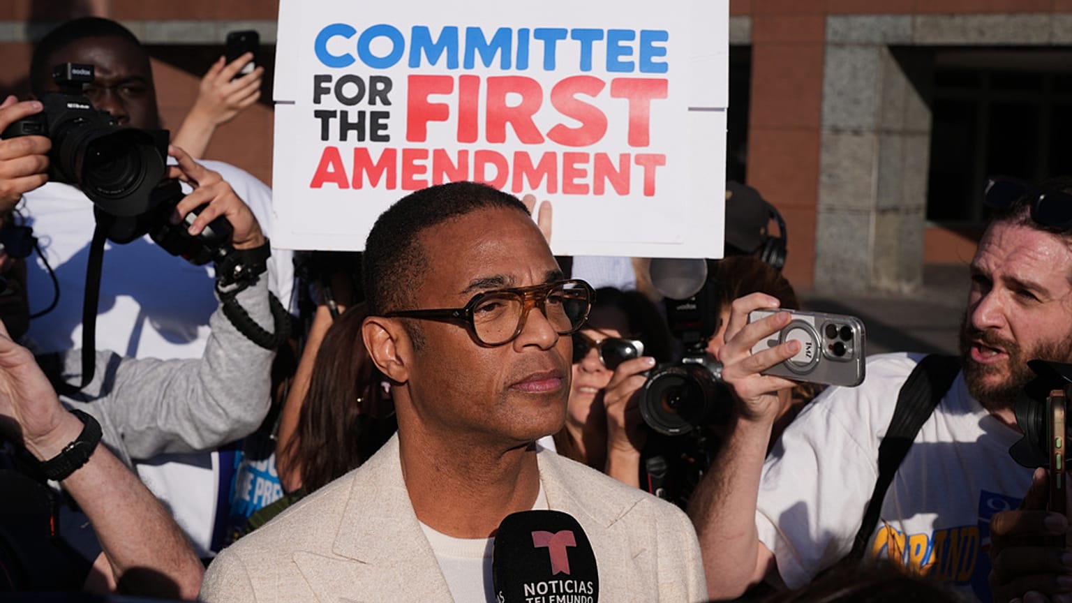 O jornalista Don Lemon fala com a imprensa após uma audiência no Edifício Federal Edward R. Roybal, em Los Angeles, na sexta-feira, 30 de janeiro de 2026.