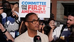 Der Journalist Don Lemon spricht nach einer Anhörung im Edward R. Roybal Federal Building in Los Angeles am Freitag, 30. Januar 2026, zur Presse.