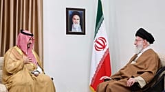 يلتقي المرشد الأعلى آية الله علي خامنئي (يمين) بوزير الدفاع السعودي الأمير خالد بن سلمان، في طهران، إيران، يوم الخميس 17 أبريل 2025.