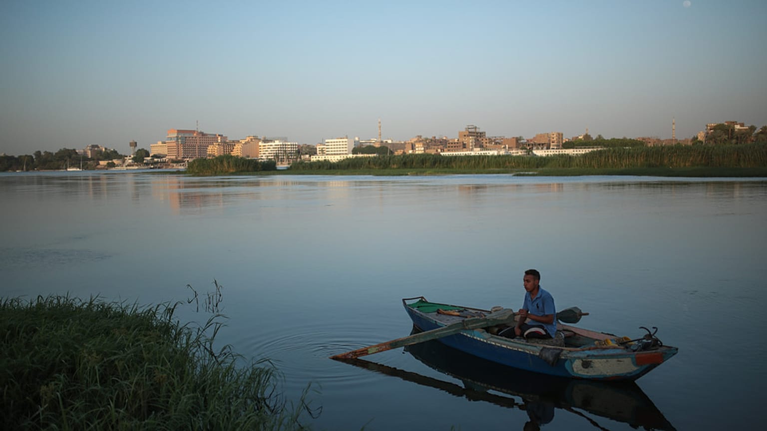 صياد يستريح قرب ضفاف جزيرة الموز في الأقصر، على بعد 510 كيلومترات (320 ميلاً) جنوب القاهرة، مصر.
