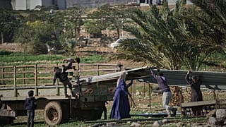  يقوم سكان فلسطينيون من قرية رأس عين العوجا في الضفة الغربية بتوضيب أمتعتهم للمغادرة منازلهم بعد قرارهم الفرار من تصاعد عنف المستوطنين، الأحد 11 يناير/كانون الثاني 2026.